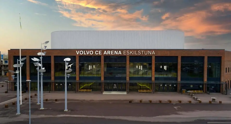 En fasad av tegel och glas med texten Volvo CE Arena i versaler.